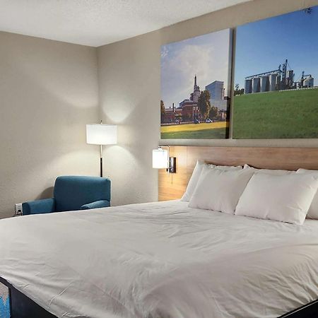 Days Inn By Wyndham Davenport Esterno foto
